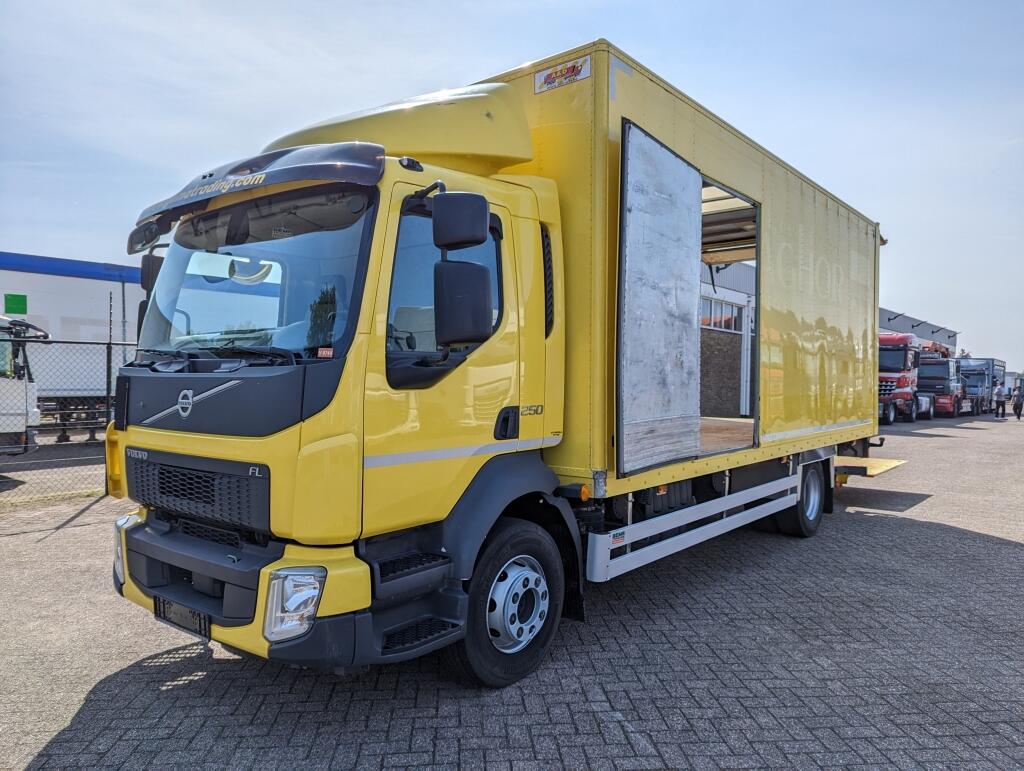 Volvo FL 250 4x2 Daycab Euro6 14Ton - GeslotenBak 6M + Laadklep 2000KG - Zijdeuren | Vrachtwagens | Gesloten bak