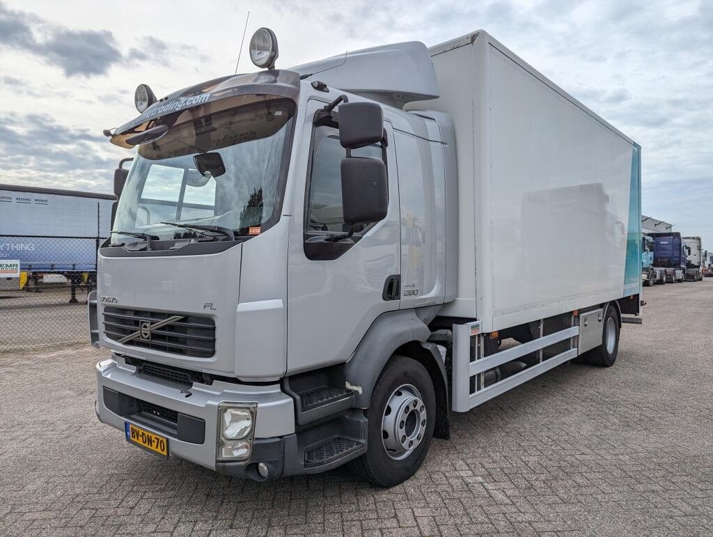 Volvo FL280 4x2 SleepCab 16T Euro5 6CIL - 5.60m GeslotenBak + Laadklep 2500KG - Standkachel - Zijdeur - Servicewagen (V758) | Vrachtwagens | Gesloten bak