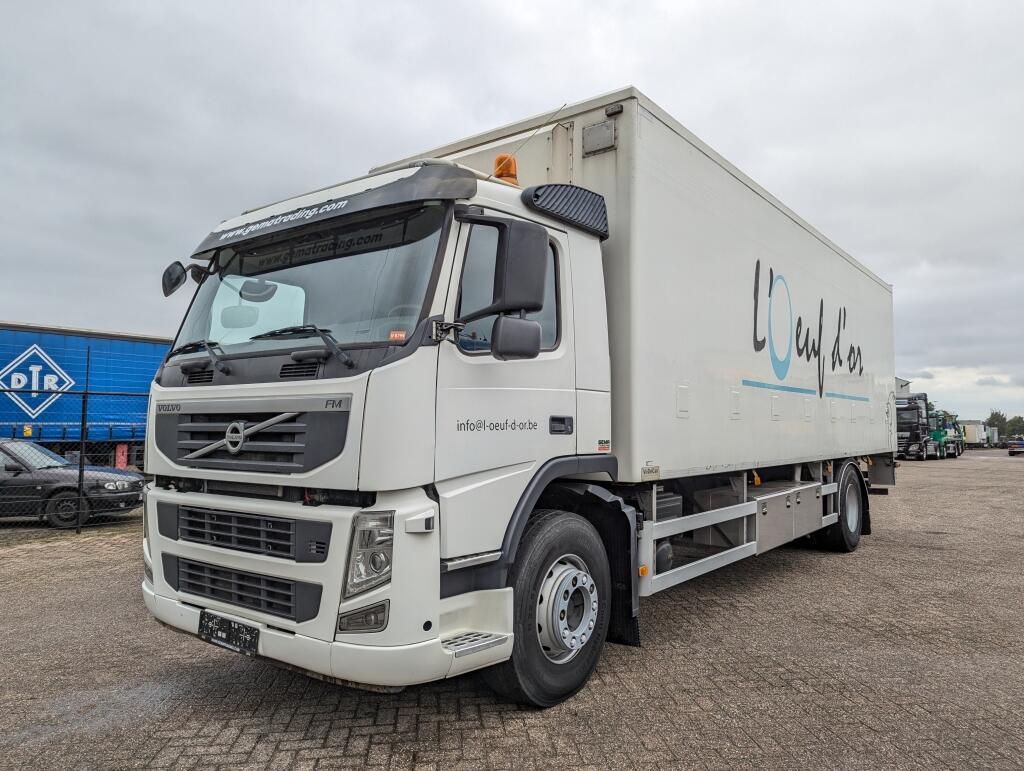 Volvo FM330 4x2 Daycab Euro5 KuikenBak 8.2m + Webasto Heater + Dhollandia 2000KG (V799) | Vrachtwagens | Koel-vriestransport