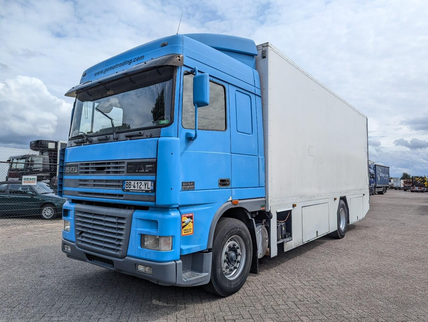 DAF XF95.430 4x2 Spacecab Euro2 - Retarder - Geslotenbak 7.7m - Handgeschakeld - Vangmuil | Vrachtwagens | Gesloten bak