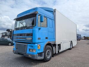 DAF XF95.430 4x2 Spacecab Euro2 - Retarder - Geslotenbak 7.7m - Handgeschakeld - Vangmuil
