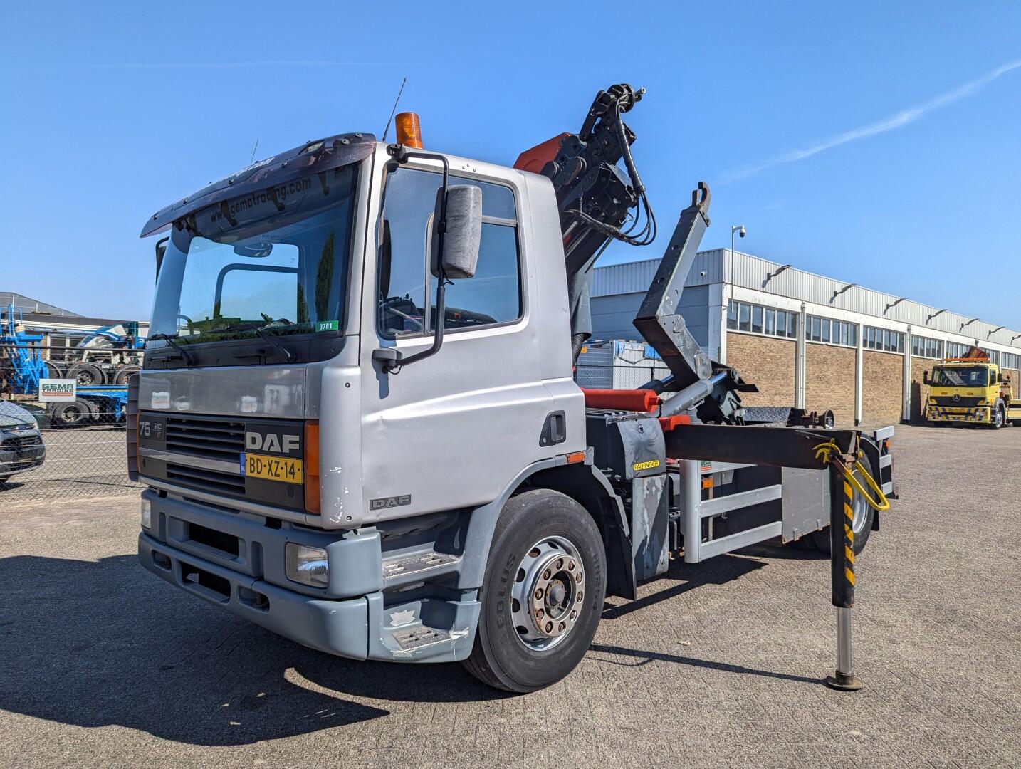 DAF 75.240 4x2 Dagcab Euro1 - Haakarm 14T + Palfinger PK11000 - Afstandsbediening | Vrachtwagens | Haakarmsysteem