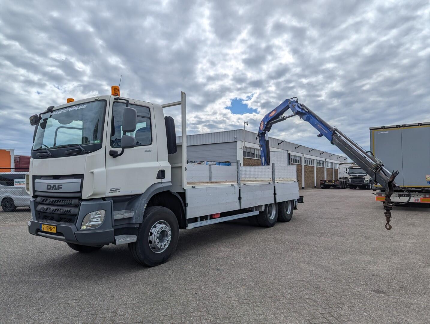 DAF CF 330 FAT 6x4 Dagcab Euro6A - Open laadbak 6.4m + PM 15522 - RadioGrafisch - Handgeschakeld - 08/2025APK | Vrachtwagens | Open laadbak