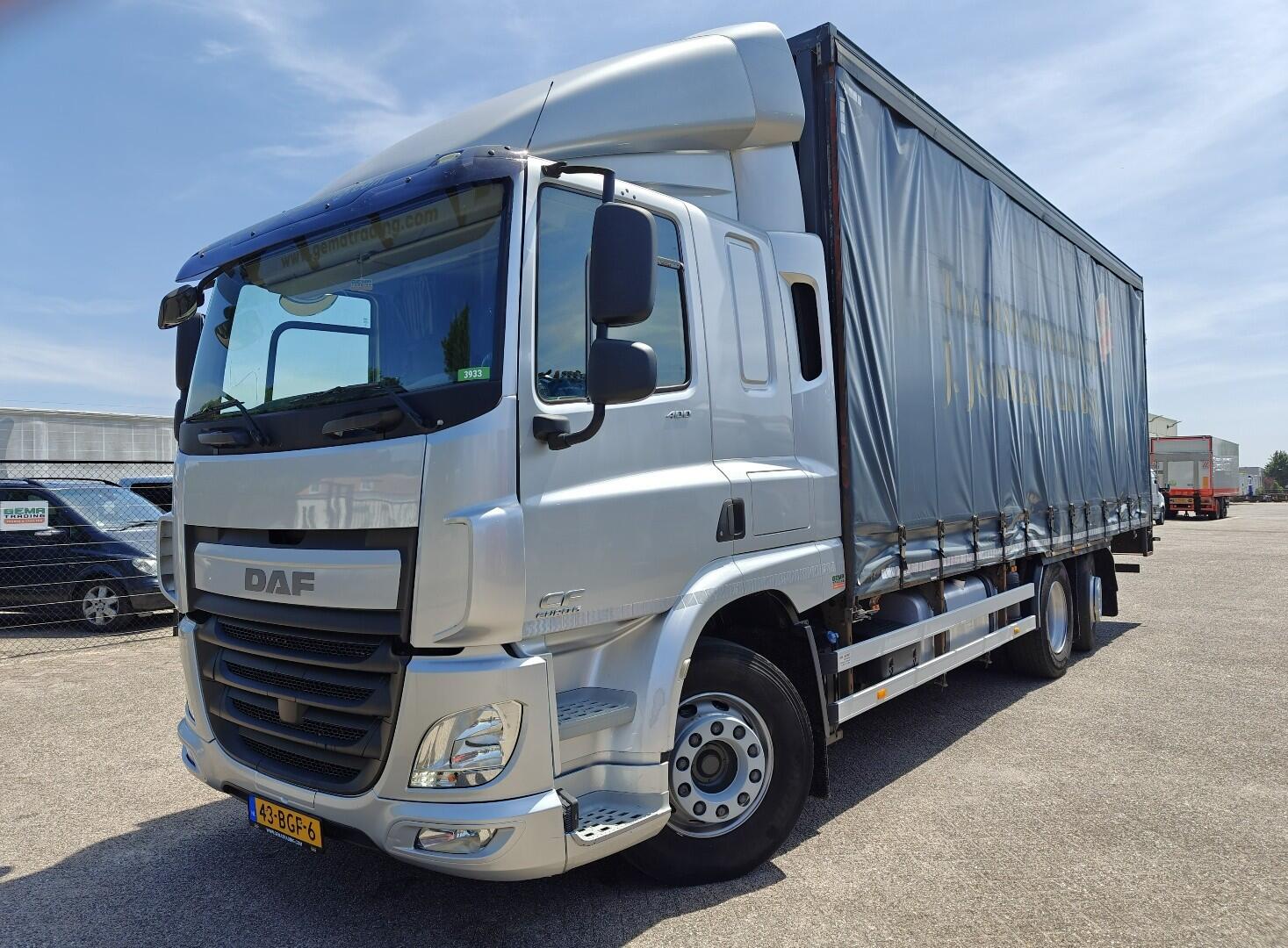 DAF CF 400 FAN 6x2/4 SpaceCab Euro6A - Schuifzeilenbak 7.7m + Laadklep 2000kg - HH Vloer - AanhangerKoppeling | Vrachtwagens | Schuifzeil