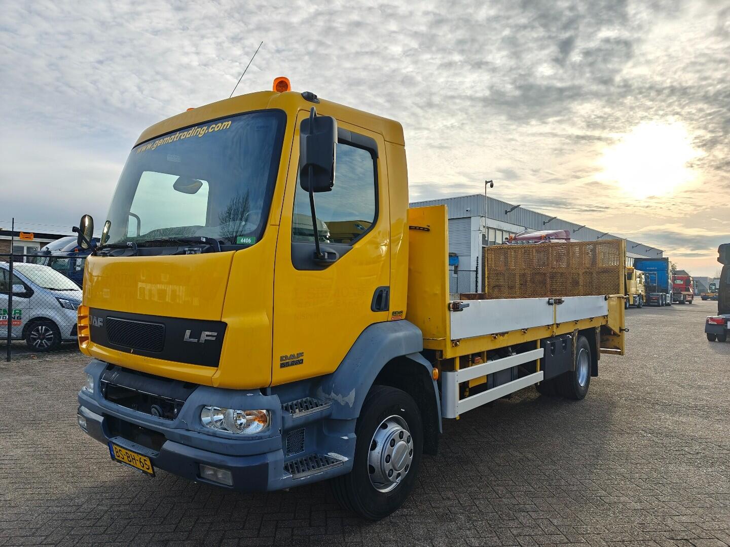 DAF LF 55.220 4x2 Dagcab Euro3 - Handgeschakeld - Oprijwagen 6.12m - OprijRamp - Tacho Analoog 10/2026 APK | Vrachtwagens | Autotransporter