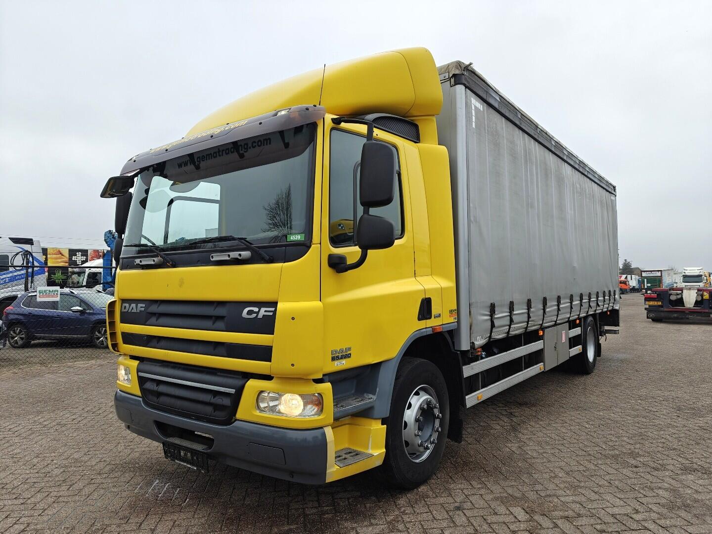 DAF CF65.220 4x2 Dagcab Euro5 - 19T - Schuifzeil/Gesloten bak 7.6m + laadklep 2000kg | Vrachtwagens | Gesloten bak