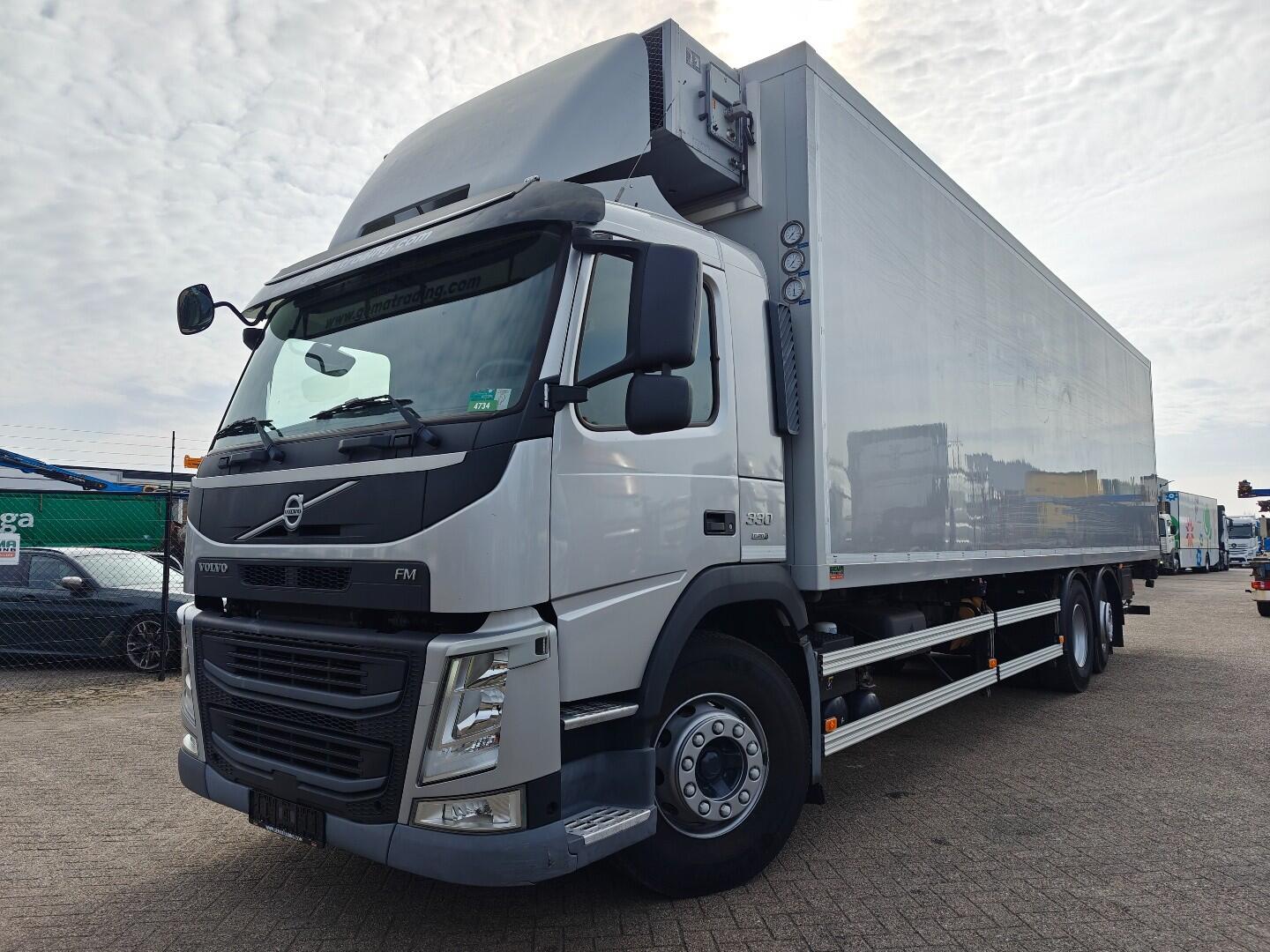 Volvo FM 330 6x2/4 DagCab Euro6B -Koel-Vriesbak 9.8m + FrigoBlock FK25SL + Laadklep 2000KG - Compartimenten | Vrachtwagens | Koel-vriestransport